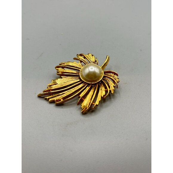 Leaf with Pearl Pin Brooch Gold Tone Classic Pin Brooch Elegant Simple Design - Picture 2 of 9